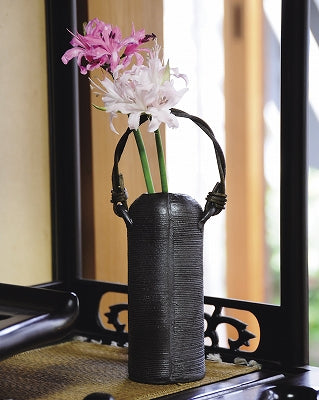 つる付花入 いぶし黒筒