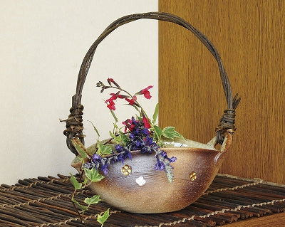 つる付花器 舟形花彫 (信楽焼)