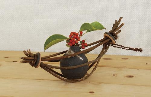 つる付花入 渡し舟黒焼〆