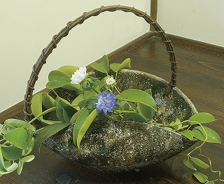 つる付花入 砂緑釉曲げ