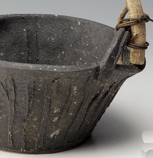 つる付花入 手桶黒窯彫