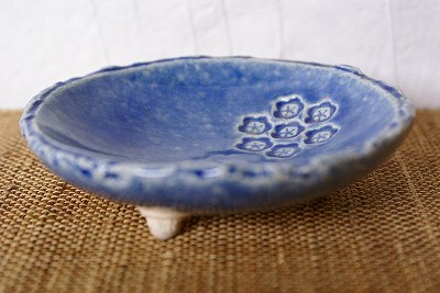 信楽焼 足付花紋 藍