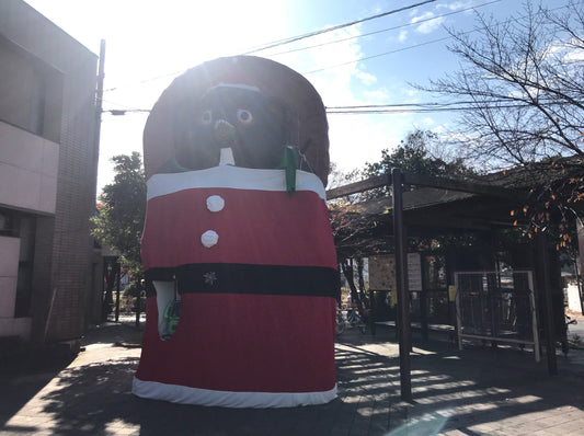 信楽駅前タヌキ～サンタコスプレ～